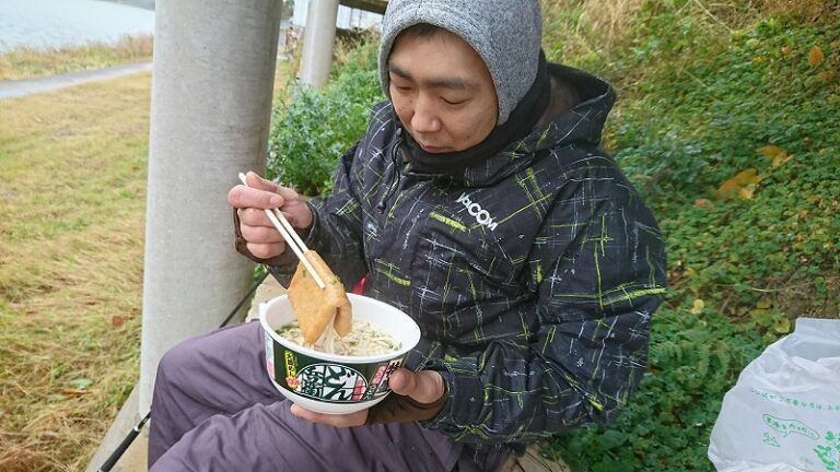 川で食べたいカップ麺おすすめ５選｜釣りやキャンプに最高の一杯【RIVERIST厳選】