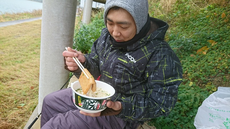 「川で食べたいカップ麺おすすめ５選｜釣りやキャンプに最高の一杯【RIVERIST厳選】」のアイキャッチ画像